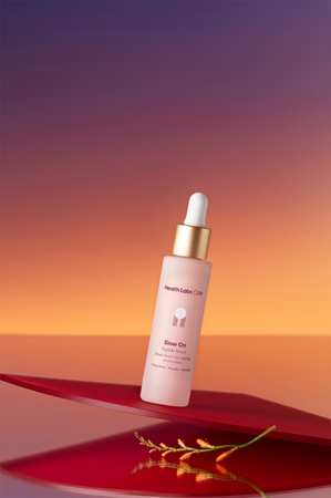 Health Labs Care Slow On glättendes Serum zur Feuchtigkeitsversorgung und Aufhellung der Haut mit Peptiden