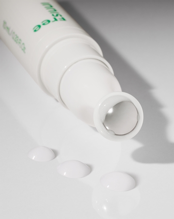 innisfree Green Tea Caffeine Bright-Eye Serum Cooling Eye Roll-on to treat swelling and dark circles