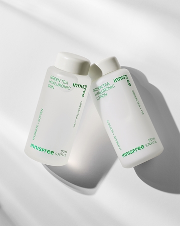 innisfree Green Tea Hyaluronic Toner Moisturizing Skin Tonic to strengthen the skin barrier