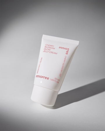 innisfree Cherry Blossom Glow Jelly Cream Deep Moisturizing Cream with a brightening effect
