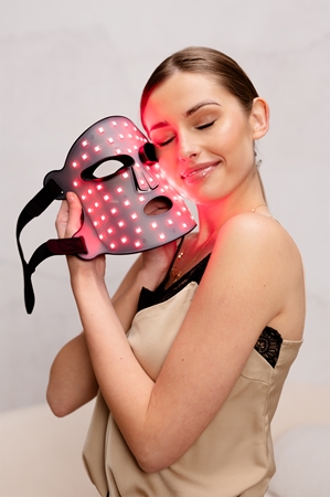 innoGIO GIOperfect GIO-780 LED treatment mask for the face