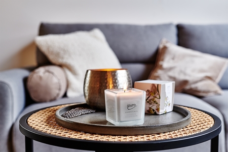 ipuro Essentials White Lily scented candle