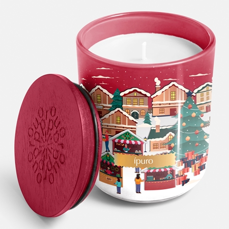 ípuro Christmas Town Velvet Almond aromatizēta svece ar vāku