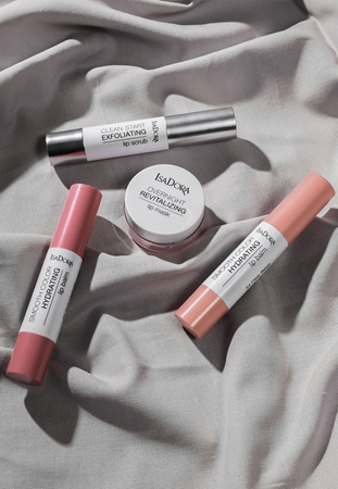 IsaDora Clean Start Exfoliant pentru buze