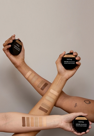 IsaDora Nature Enhanced Flawless Compact Foundation kremowy podkład w kompakcie