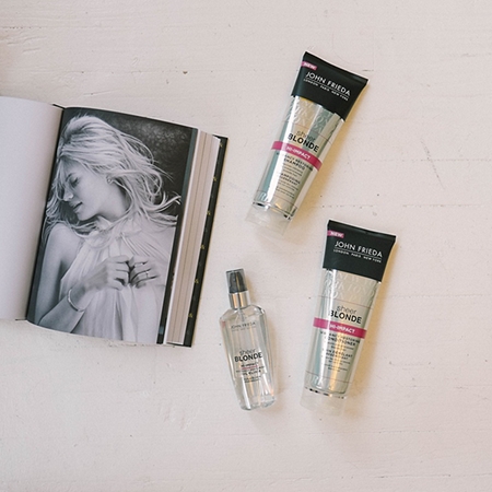 John Frieda Sheer Blonde Brilliantly Brighter après-shampoing rénovateur de couleur pour cheveux blonds effet nacré