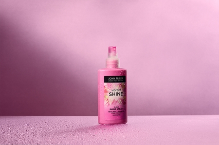 John Frieda Vibrant Shine multifunkční sprej pro lesk a hebkost vlasů