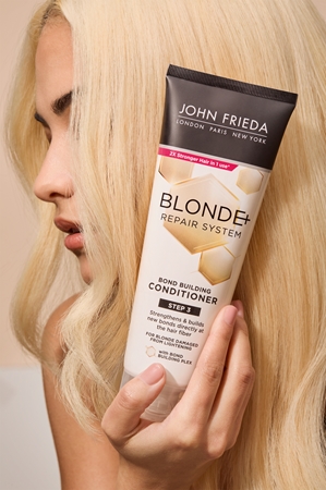 John Frieda Blonde+Repair ochranný kondicionér pro blond vlasy