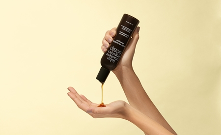 John Masters Organics Scalp Stimulanting Shampoo with Spermint & Medosweet stimulující šampon s mátou peprnou