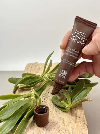 John Masters Organics Buckwheat & Green Microalgae Eye Serum zpevňující oční sérum proti vráskám, otokům a tmavým kruhům