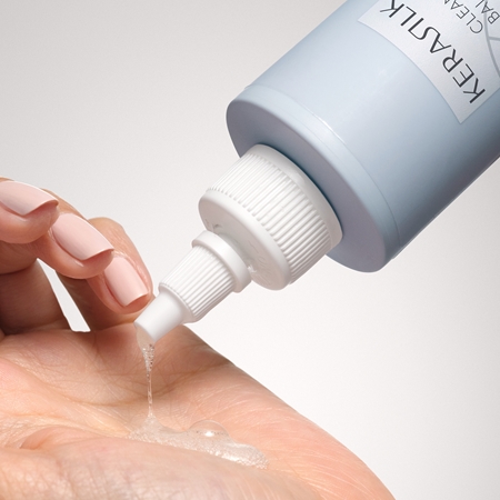 KERASILK Specialists Exfoliating Scalp & Hair Treatment Feuchtigkeitspflege zur Nutzuung vor der Haarwäsche mit Peeling-Effekt
