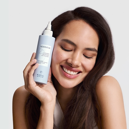 KERASILK Specialists Exfoliating Scalp & Hair Treatment Feuchtigkeitspflege zur Nutzuung vor der Haarwäsche mit Peeling-Effekt