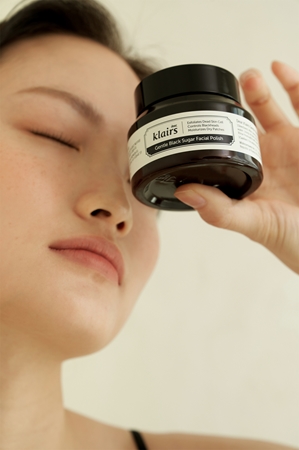 Klairs Gentle Black Sugar Facial Polish kosteuttava kasvokuorinta