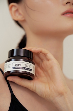 Klairs Gentle Black Sugar Facial Polish kosteuttava kasvokuorinta
