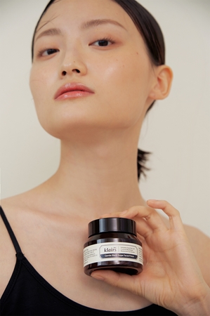 Klairs Gentle Black Sugar Facial Polish kosteuttava kasvokuorinta