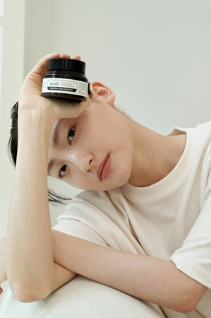 Klairs Gentle Black Sugar Facial Polish kosteuttava kasvokuorinta
