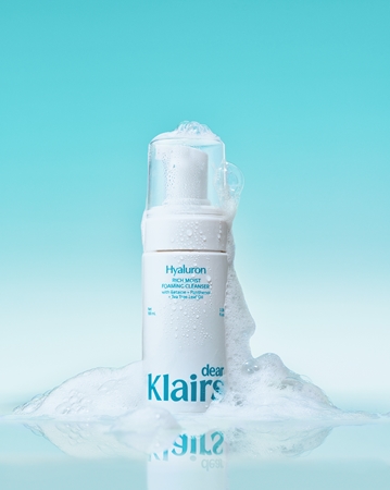 Dear Klairs Rich Moist Foaming Cleanser puhdistusvaahto kosteuttava vaikutus