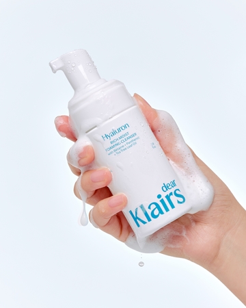 Dear Klairs Rich Moist Foaming Cleanser puhdistusvaahto kosteuttava vaikutus
