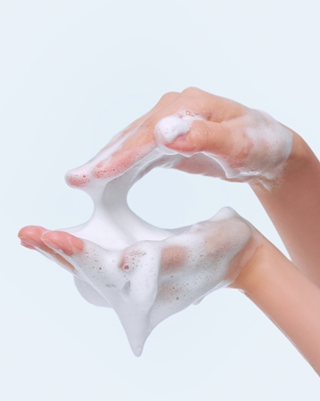 Dear Klairs Rich Moist Foaming Cleanser puhdistusvaahto kosteuttava vaikutus