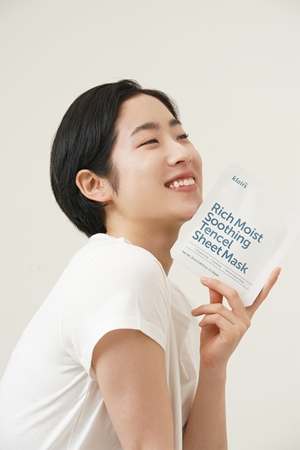 Klairs Rich Moist Soothing Tencel Sheet Mask Calming Face Sheet Mask with moisturising effect