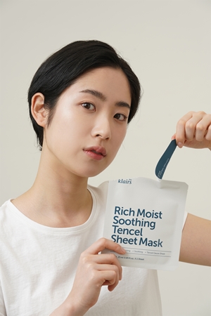 Klairs Rich Moist Soothing Tencel Sheet Mask Calming Face Sheet Mask with moisturising effect