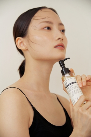 Klairs Gentle Black Fresh Cleansing Oil Gentle Cleansing Oil for oily skin