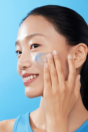 Klairs Midnight Blue Clearing Water Cream Light Moisturizing Cream to brighten and smooth the skin