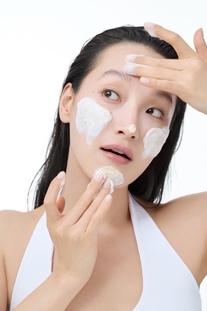 Dear Klairs Vitamin Pore Clay Mask Cleanser nawilżająca pianka oczyszczająca z efektem rozświetlającym