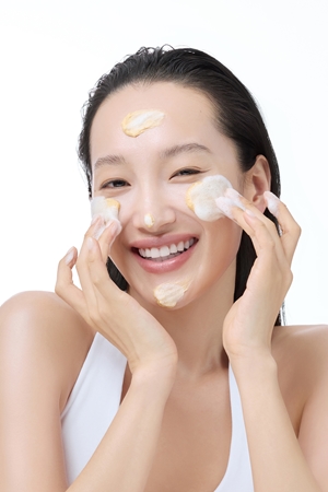 Dear Klairs Vitamin Pore Clay Mask Cleanser nawilżająca pianka oczyszczająca z efektem rozświetlającym