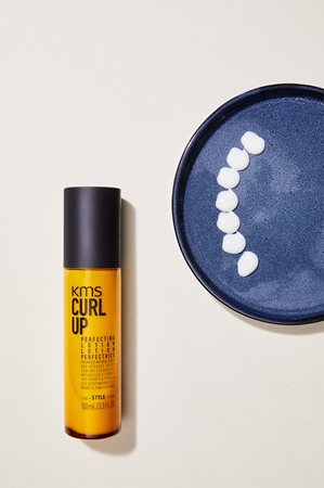 KMS Curl Up Perfecting Lotion στάιλινγκ γαλάκτωμα για σπαστά και σγουρά μαλλιά