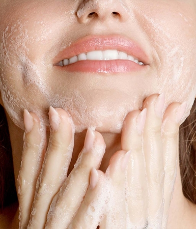 KORA Organics Turmeric Glow čisticí pěna na obličej