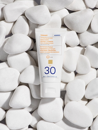 Korres Yoghurt Tinted Sunscreen προστατευτική κρέμα με χρώμα SPF 30