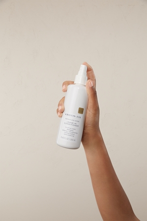 Kristin Ess Weightless Shine Leave-in Conditioner ausspülfreier Conditioner im Spray für höheren Glanz