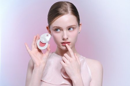 KUNDAL Objet Dew Drop Lip Glaze Balm Tinted Lip Balm with moisturising effect