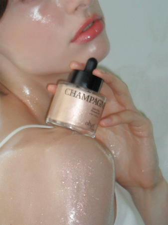 KUNDAL Objet Satin Glow Shimmer Oil huile pailletée pour un effet naturel