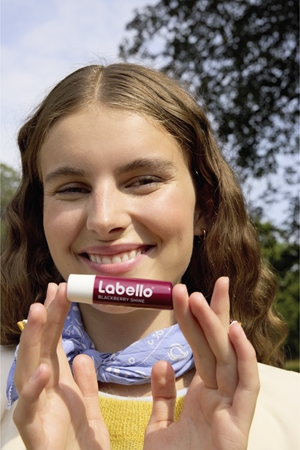 Labello Blackberry Shine baume à lèvres hydratant