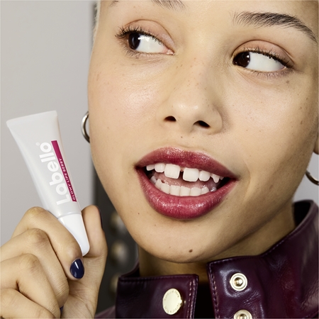 Labello Glowy Lips Berry tönender Lippenbalsam mit Hyaluronsäure