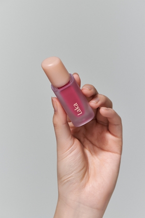 Laka Fruity Glam Tint brillant à lèvres longue tenue pour un effet naturel