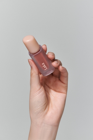 Laka Fruity Glam Tint dolgoobstojni sijaj za ustnice z vlažilnim učinkom