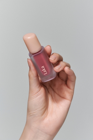 Laka Fruity Glam Tint brillant à lèvres longue tenue pour un effet naturel