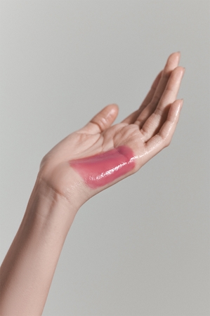 Laka Fruity Glam Tint brillant à lèvres longue tenue pour un effet naturel