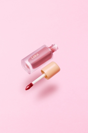 Laka Fruity Glam Tint brillant à lèvres longue tenue pour un effet naturel