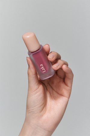 Laka Fruity Glam Tint brillant à lèvres longue tenue pour un effet naturel