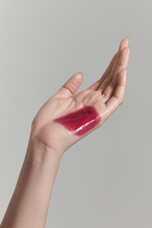 Laka Fruity Glam Tint dolgoobstojni sijaj za ustnice z vlažilnim učinkom