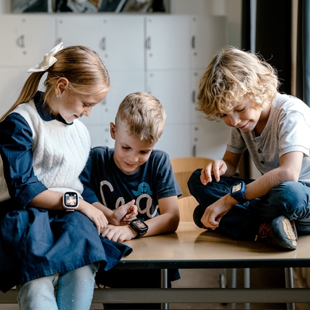 LAMAX Electronics WatchY4 Plus smart watch for children