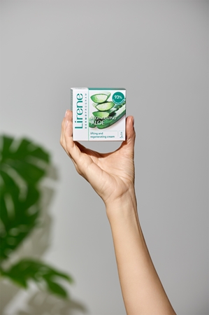 Lirene Hydration & Nourishment Regenerating Aloe регенериращ лифтинг крем с алое вера и масло от шеа