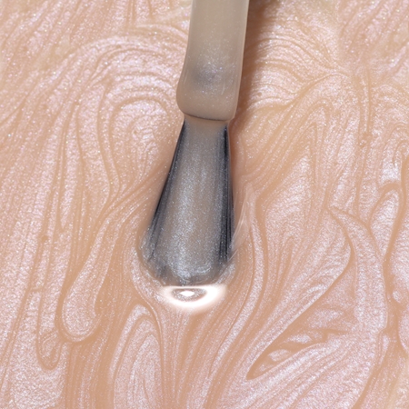 LONDONTOWN Kur Illuminating Nail Concealer posvetlitveni lak za nohte