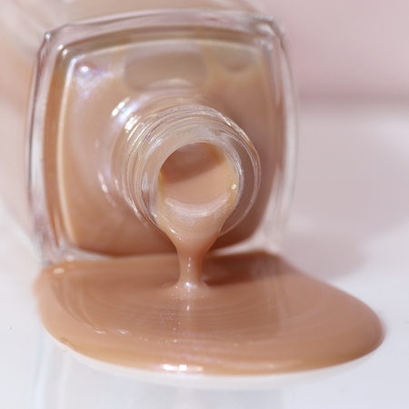 LONDONTOWN Kur Illuminating Nail Concealer posvetlitveni lak za nohte