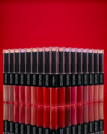 L’Oréal Paris Infallible dlouhotrvající rtěnka a lesk na rty 2 v 1
