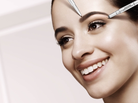 L’Oréal Paris Brow Artist High Contour iluminador y lápiz de cejas